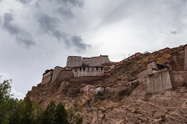 Exteriör Utsikt Över Ruin Berömda Gyantse Dzong Gyantse Fästning Molnig — Stockfoto