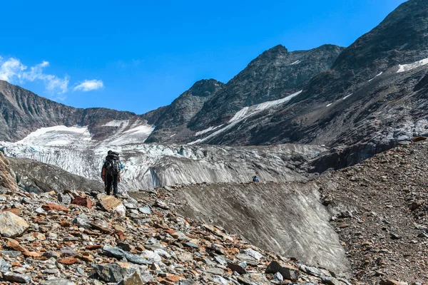 アルプスのトレラ テテ氷河に登る登山家で ドーム ミアージュとモンブランの近く 青い空と雲に覆われた夏の晴れた日には フランスのレ コンタミン自然保護区 — ストック写真