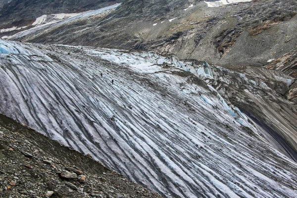 Två Klättrare Vandrare Klättring Tre Tete Glaciären Franska Alperna Nära — Stockfoto