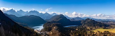 Schwansee Gölü, ünlü Hohenschwangau Kalesi ve Alpsee Gölü ile Bavyera Alpleri manzarası, Schwangau, Bavyera, Almanya