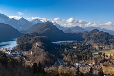 Schwansee Gölü, ünlü Hohenschwangau Kalesi ve Alpsee Gölü ile Bavyera Alpleri ve Gölü 'nün güneşli bir kış gününde, Schwangau, Bavyera, Almanya