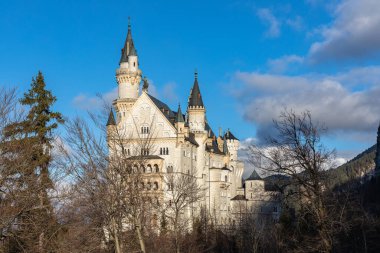 Kışın gün batımından önce ünlü Şato 'nun yakın görüntüsü Schwangau, Bavyera, Almanya
