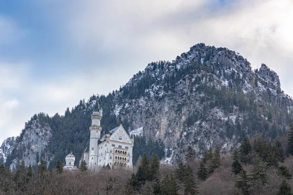 Bela Vista Famoso Castelo Neuschwanstein Localizado Colina Fundo Schwangau Inverno — Fotografia de Stock