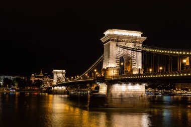 Tuna Nehri üzerindeki Szechenyi Zinciri Köprüsü 'nün güzel manzarası ve Budapeşte' nin ufuk çizgisi, Macaristan