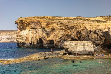 Dwejra Körfezi kıyısındaki panorama manzarası. Gök Pencere harabesi ve Malta 'daki Gozo adasındaki güzel deniz suyu.