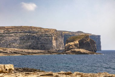 Malta 'daki Gozo adasındaki Mantar Kayası (Mantar Kayası) ile Dwejra Körfezi kıyısında çarpıcı bir manzara