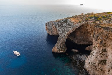Mavi Grotto 'nun havadan görünüşü, Malta' nın güney doğu kıyısındaki bir dizi deniz mağarası, Malta 'nın Wied iz-Zurrieq limanından kısa mesafede.