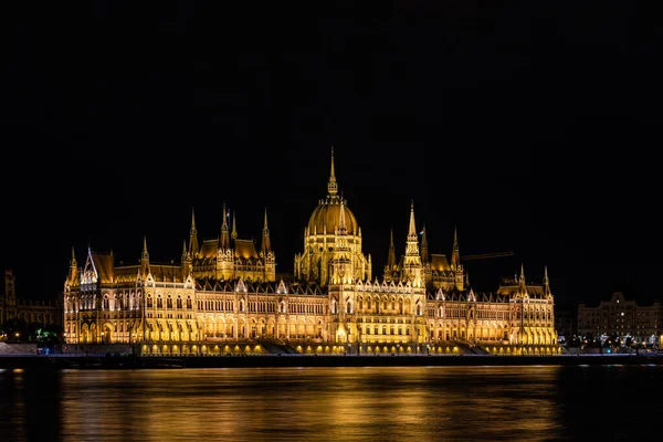 Lenyűgöző Kilátás Magyar Parlament Épületére Duna Partján Éjjel Budapesten — Stock Fotó