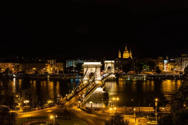 다뉴브강을 가로지르는 시체니 다리와 헝가리 밤에는 부다페스트의 하늘을 살피는 — 스톡 사진