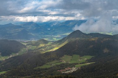 Hava manzaralı Berchtesgaden Ulusal Parkı, Alp Dağları, çayır, orman, Almanya 'da Kehlsteinhaus (Kartal Yuvası) zirvesi Obersalzberg Berchtesgaden, sonbahar, sonbahar, bulutlu, Bavyera.