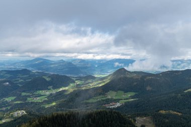 Berchtesgaden Ulusal Parkı 'nın sonbaharda Kehlsteinhaus' tan (Kartal Yuvası) Berchtesgaden, Bavyera, Almanya 'daki Obersalzberg' in tepesindeki manzarası