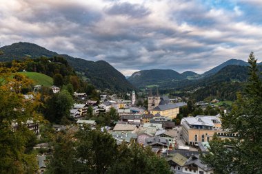Berchtesgaden 'in küçük dağlık kasabasının göz kamaştırıcı manzarası Sonbaharda bulutlu bir günde, Bavyera, Almanya