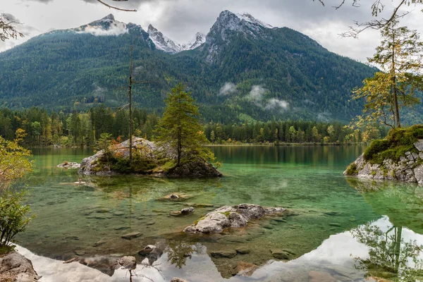 Vista Deslumbrante Hintersee Lake Alps Montanha Bela Árvore Reflexão Água Imagem De Stock