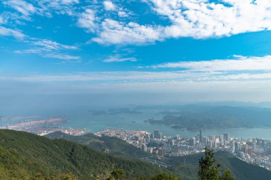 Güneşli bir yaz gününde, Çin 'in Guangdong şehrinde Wutong Dağı' nın tepesinden, Yantian bölgesi ve Hong Kong adasının Panorama manzarası.