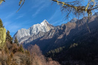 Siguniang 'ın Yaomei Tepesi' nin çarpıcı manzarası Rilong Kasabası, Xiaojin İlçesi, Wenchuan İlçesi, Ngawa Tibetan, Qiang Özerk Bölgesi, Sichuan, Çin
