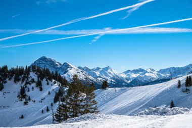 Kış mevsiminde Avusturya Alplerini kaplayan kar manzaralı Reutte teleferik istasyonunun tepesinde, ön planda kayak artıklarıyla, Tyrol, Avusturya