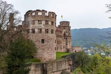 Heidelberg Şatosu 'nun yıkıntıları, taş duvar, Neckar' ın nehir yakası, yazın bulutlu bir gün, arka planda dağ ve orman, Heidelberg, Baden-Wuerttemberg (Baden-Wurttemberg) Almanya