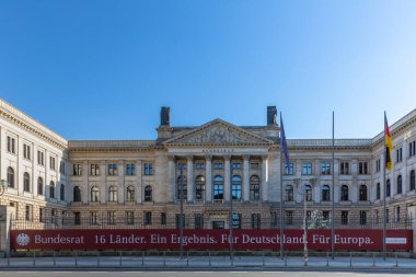 Almanya 'nın Berlin kentindeki Alman Bundesrat (Federal Konsey) ofis binasının önünde 16 federal devlet, Almanya ve Avrupa için tek sonuç yazıyor.