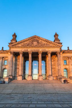 Gün batımında Reichstag binasının girişinin ön görüntüsü, Alman hükümetinin sembolü, Berlin, Almanya