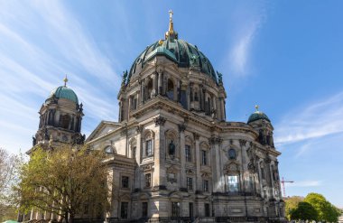 Berlin Katedrali 'nin yazın Berlin' in merkezindeki müze adasında güzel bir manzarası var.
