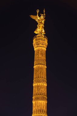 Zafer Sütunu 'nun gece manzarası. Üstünde Victoria' nın altın heykeli var. Berlin, Almanya 'daki Great Star Meydanı' nda.