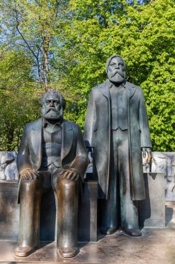 Berlin, Almanya - 20 Nisan 2019 - Karl Marx ve Friedrich Engels 'in heykeli, ünlü Alman sosyalistler, Berlin, Almanya' nın merkezindeki Alexander Meydanı 'nda