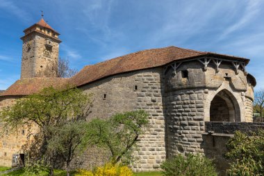 Spitaltor Kapısı (Spitaltorm) ve Kapı Kulesi (Spitaltorturm), Almanya 'nın Bavyera eyaletinin Rothenburg ob der Tauber kasabasının güney girişi.