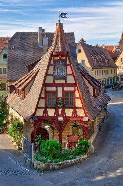 Ortaçağ Rothenburg ob der Taube kasabasındaki tarihi Gerlach Demirci Dükkanı ve Roeder Kapı Kulesi 'nin güzel manzarası güneşli bir günde, Bavyera, Almanya