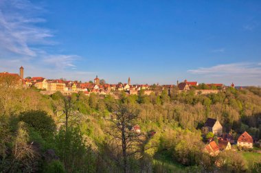 Ortaçağ kasabası Rothenburg ob der Taube 'un panorama manzarası ve gün batımında kale bahçesinden nehir vadisi, Bavyera, Almanya