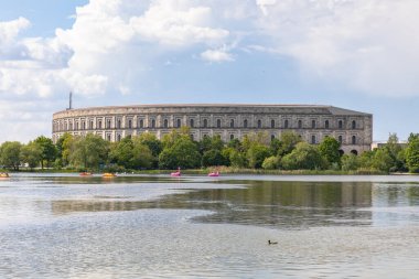 Nuremberg 'deki Nazi Partisi Toplantı Salonu ve Belgelendirme Merkezi Panorama Manzarası' nın önünde Dutzendteich Gölü, Bavyera, Almanya