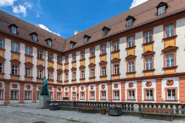 Bavyera kralı Maximilian II 'nin heykeli ile eski sarayın dış tarafında, Bayreuth, Bavyera, Almanya' nın merkezinde.