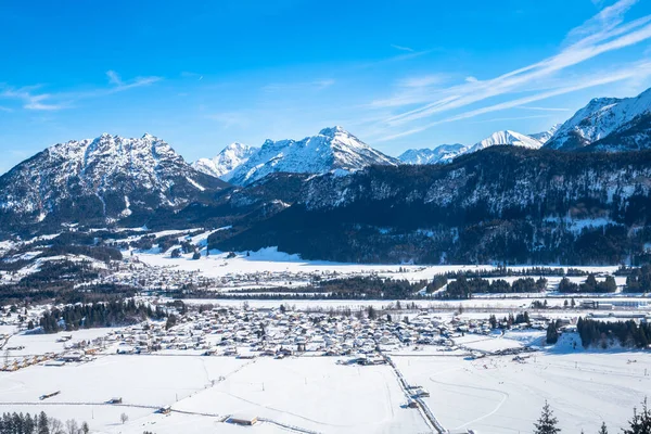 Pohled Zasněžené Rakouské Alpy Zimě Nad Městečkem Reutte Tyrolsko Rakousko — Stock fotografie