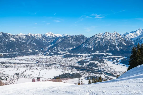 Panoramablick Auf Die Schneebedeckten Österreichischen Alpen Winter Oberhalb Der Kleinstadt — Stockfoto