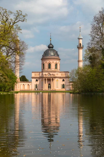 ハイデルベルクとマンハイムの近くにあるシュヴァッツェンゲン宮殿の庭で美しい反射とモスクの素晴らしい景色 バーデン ヴェルテンベルク ドイツ — ストック写真
