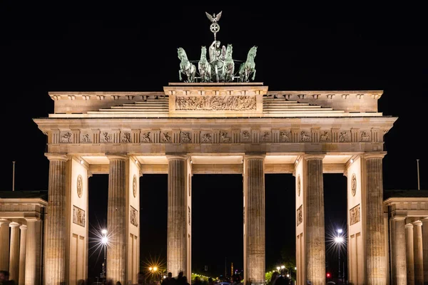 Akşam Brandenburg Kapısı 'nın önündeki gece manzarası, Berlin, Almanya