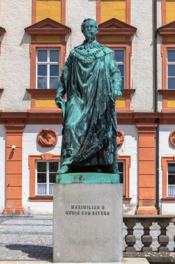 Bavyera kralı Maximilian II 'nin heykeli, eski Bayreuth kasabasının merkezindeki eski sarayın önünde, Bavyera, Almanya