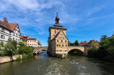 Regnitz nehrinin karşısındaki tarihi belediye binasının güzel manzarası güneşli bir günde Bamberg, Yukarı Franconia, Bavyera, Almanya