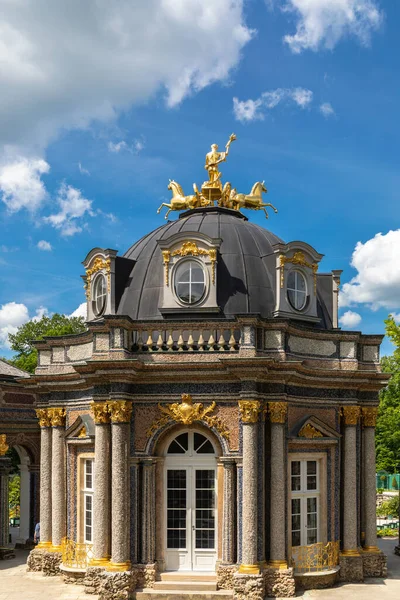 青い空と雲 バイエルン州バイエルン州バイエルンの太陽の寺院の美しい景色ドイツ — ストック写真