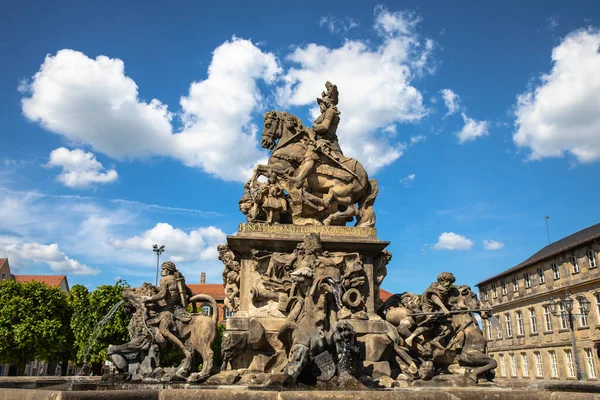 位于德国巴伐利亚Bayreuth新城堡前的Redenzplatz的Margrave喷泉视图 — 图库照片