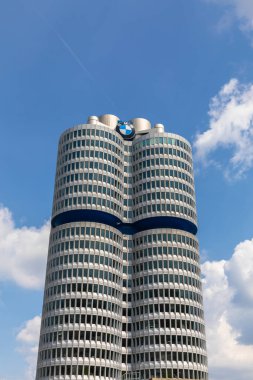 Münih, Almanya - 9 Haziran 2018 - Almanya 'da ünlü bir otomobil ve motosiklet üreticisi olan BMW' nin (Bayerische Motoren Werke) ofis binasının yakın görüntüsü