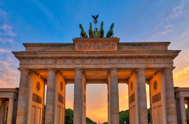 Alacakaranlıkta Berlin 'deki Brandenburg Kapısı' nın yakın görüntüsü, arka planda renkli alacakaranlık, Berlin, Almanya
