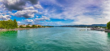 Güneşli bir günde Zürih Gölü ve Alpler 'in Brkli Meydanı' ndaki (Buerkliplatz) muhteşem bulutlu manzarası ve mavi gökyüzü, Zürih, İsviçre