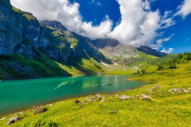Güneşli bir yaz gününde Oberlegisee Gölü 'nün güzel manzarası, Braunwald, Glarus Kantonu, İsviçre
