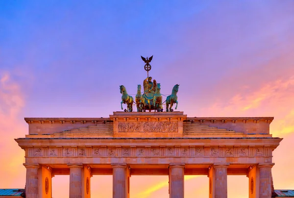 Nahaufnahme Des Brandenburger Tors Berlin Der Abenddämmerung Mit Buntem Dämmerlicht — Stockfoto