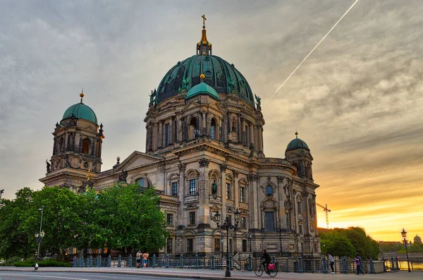 ベルリンの中心部にある博物館の島に位置し 日没で歴史的なベルリン大聖堂の素晴らしい景色 — ストック写真