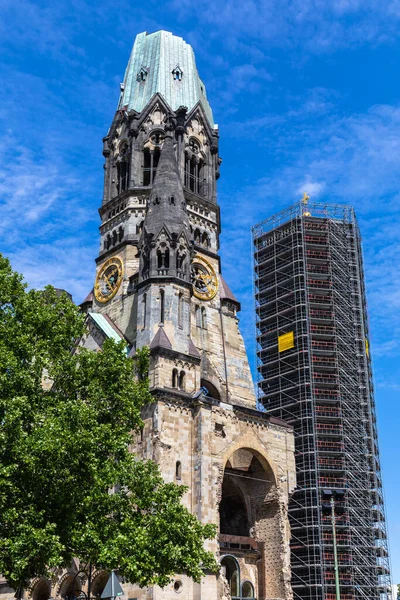 在德国西柏林一个著名的地标 阳光明媚的夏日 在柏林的德皇威廉纪念教堂的近景 随着现代钟楼的翻新 — 图库照片