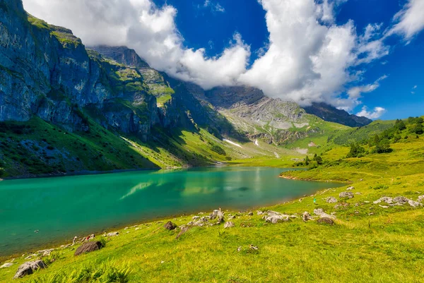 Güneşli bir yaz gününde Oberlegisee Gölü 'nün güzel manzarası, Braunwald, Glarus Kantonu, İsviçre