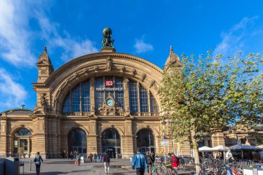 Frankfurt am Main, Almanya - 2 Ekim 2016 - Franfurt am Main, Hesse, Almanya 'nın ana tren istasyonunun ön görüntüsü