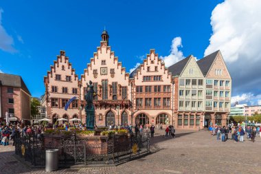 Frankfurt am Main, Almanya - 2 Ekim 2016 - Franfurt am Main, Hesse, Almanya 'nın Roemerberg Meydanı' ndaki eski belediye binasının (Romer) önündeki turistler