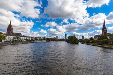 Frankfurt am Main 'in gökdelenleri ve Almanya' nın Hesse şehrinin nehir kıyısındaki katedrali ile güzel bir gökyüzü manzarası var.